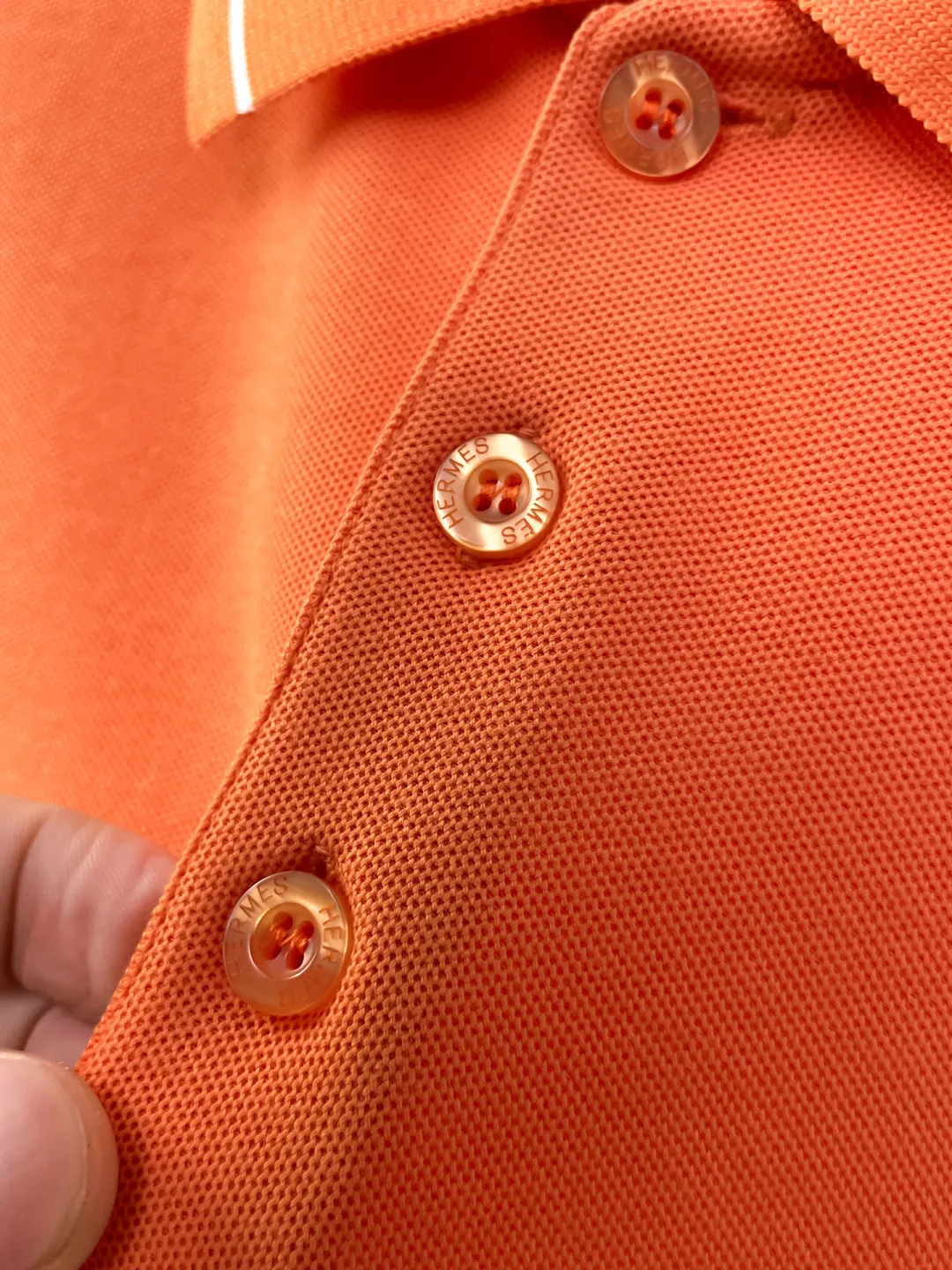 Hermès New Arrival long-sleeved Polo shirt, original fabric, official Same Style, made of 260g pure cotton pique fabric, custom-made in the same vat, feels very comfortable and smooth, very wide and stylish, produced by a first-line brand factory, imported Behringer embroidery machine, embroidery is full and textured, collar and collar ribs are woven with imported yarn, does not deform after long-term wear, the most New Arrival style in autumn and winter, fashionable and individual, super Versatile and good-looking Very suitable for both men and women. A must-have item for everyone. Size: M-XXXL